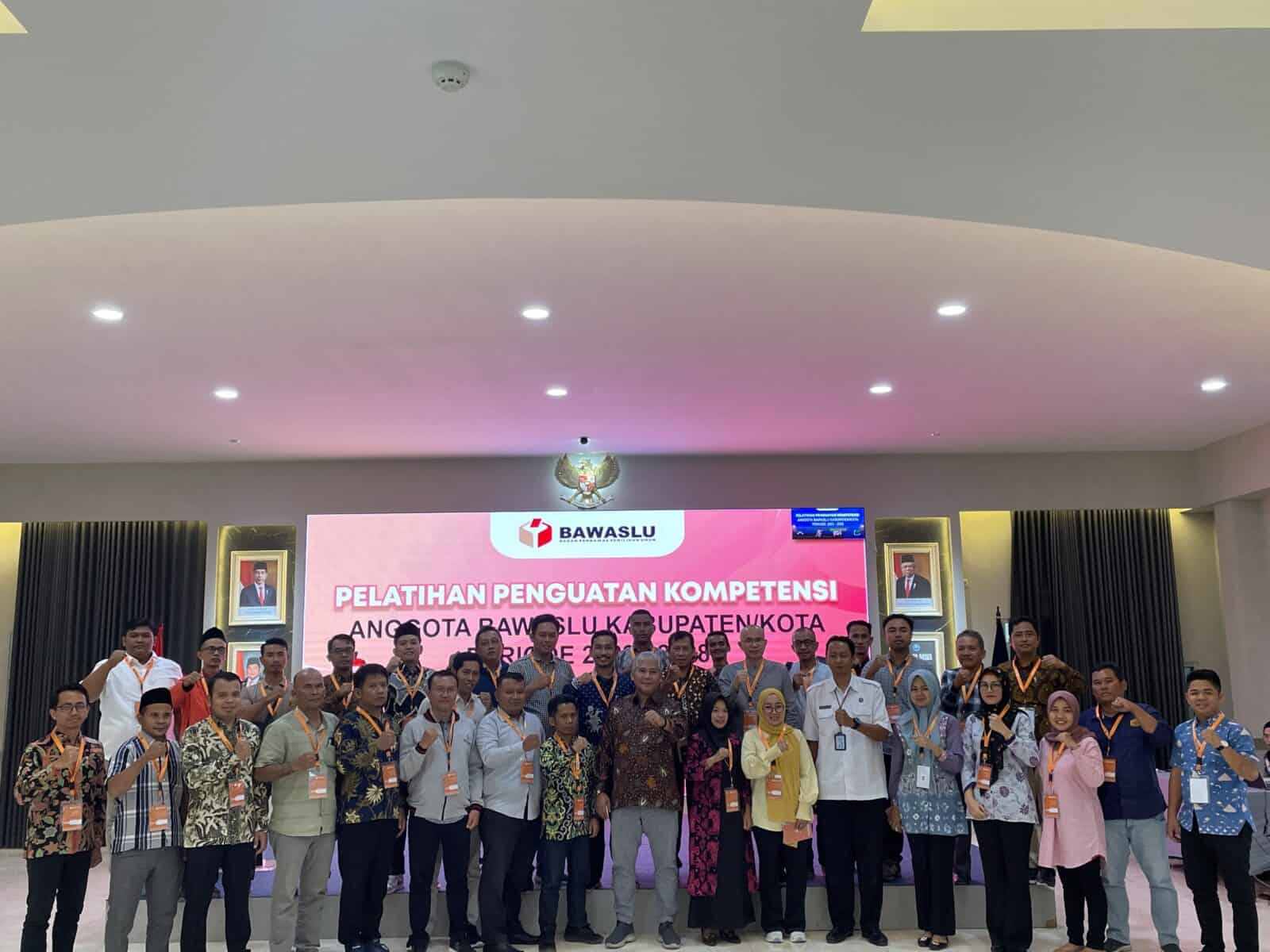 Pelatihan Penguatan Kompetensi Anggota Bawaslu Kabupaten / Kota Pelatihan Penguatan Kompetensi Anggota Bawaslu Kabupaten / Kota
