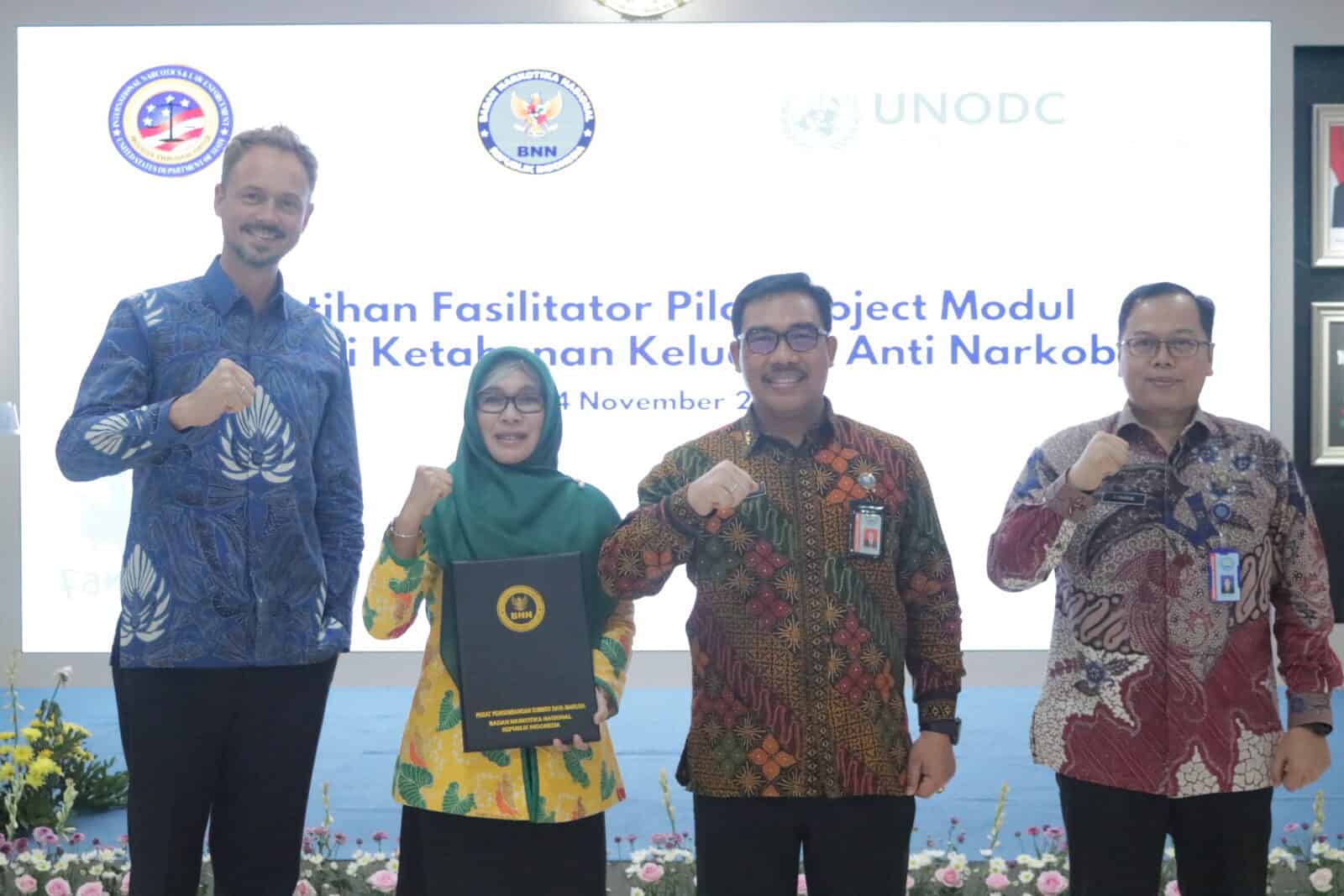 Deputi Pencegahan BNN RI Tutup Pelatihan Fasilitator Pilot Project Modul Intervensi Ketahanan Keluarga Anti Narkoba Deputi Pencegahan BNN RI Tutup Pelatihan Fasilitator Pilot Project Modul Intervensi Ketahanan Keluarga Anti Narkoba