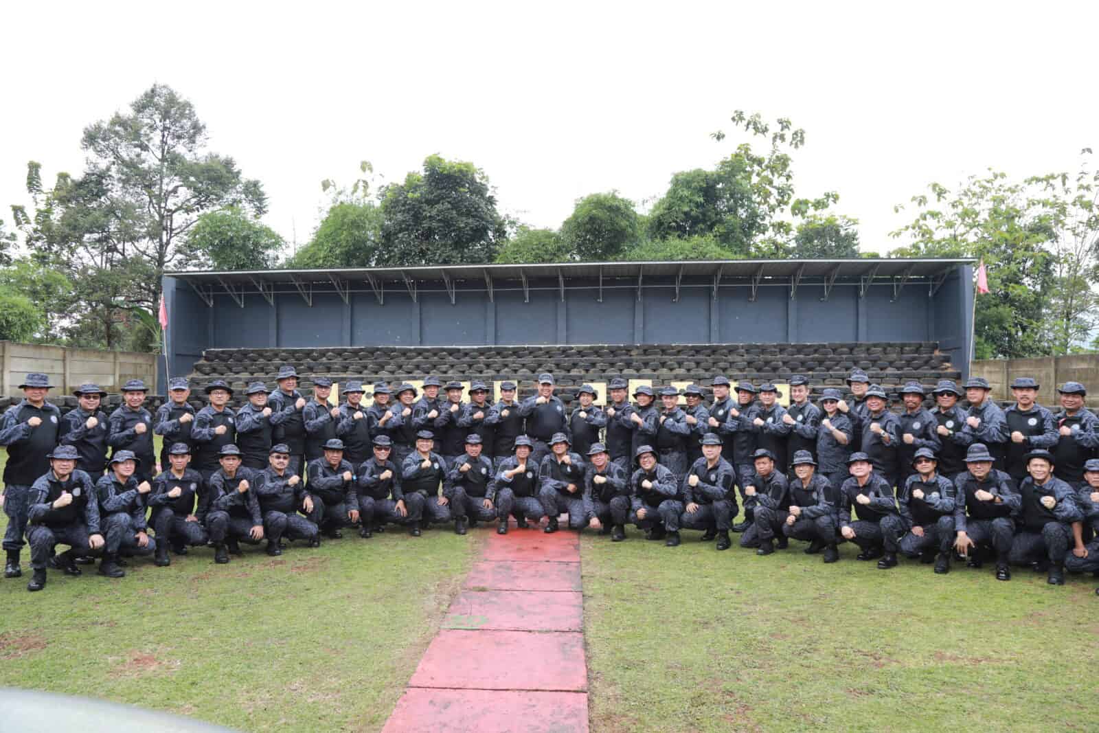 Kepala BNN RI Latihan Menembak Bersama Jajarannya Kepala BNN RI Latihan Menembak Bersama Jajarannya