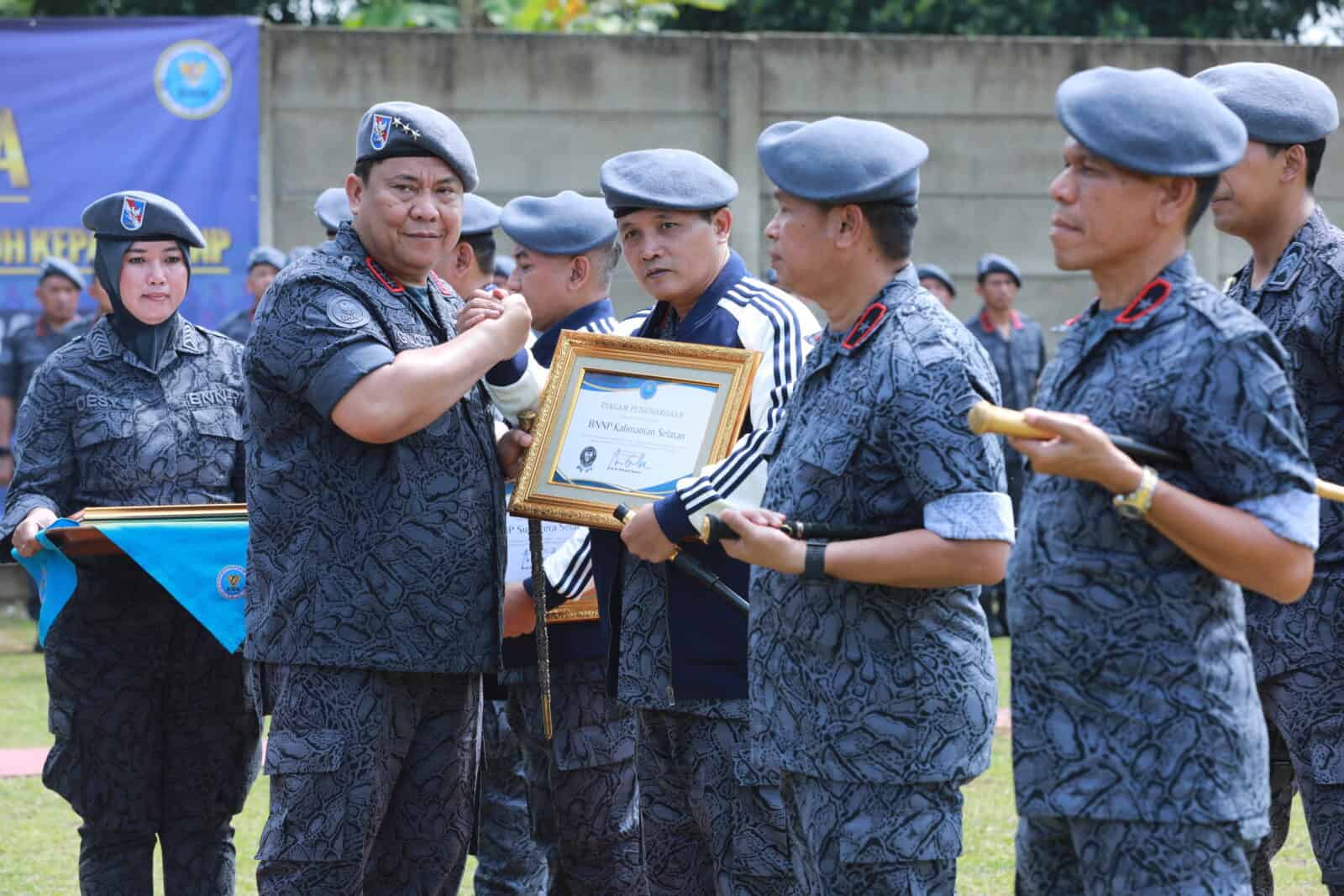 Kepala BNN RI Berikan Penghargaan Kepada BNNP Yang Berhasil Bangun Zona Integritas Kepala BNN RI Berikan Penghargaan Kepada BNNP Yang Berhasil Bangun Zona Integritas